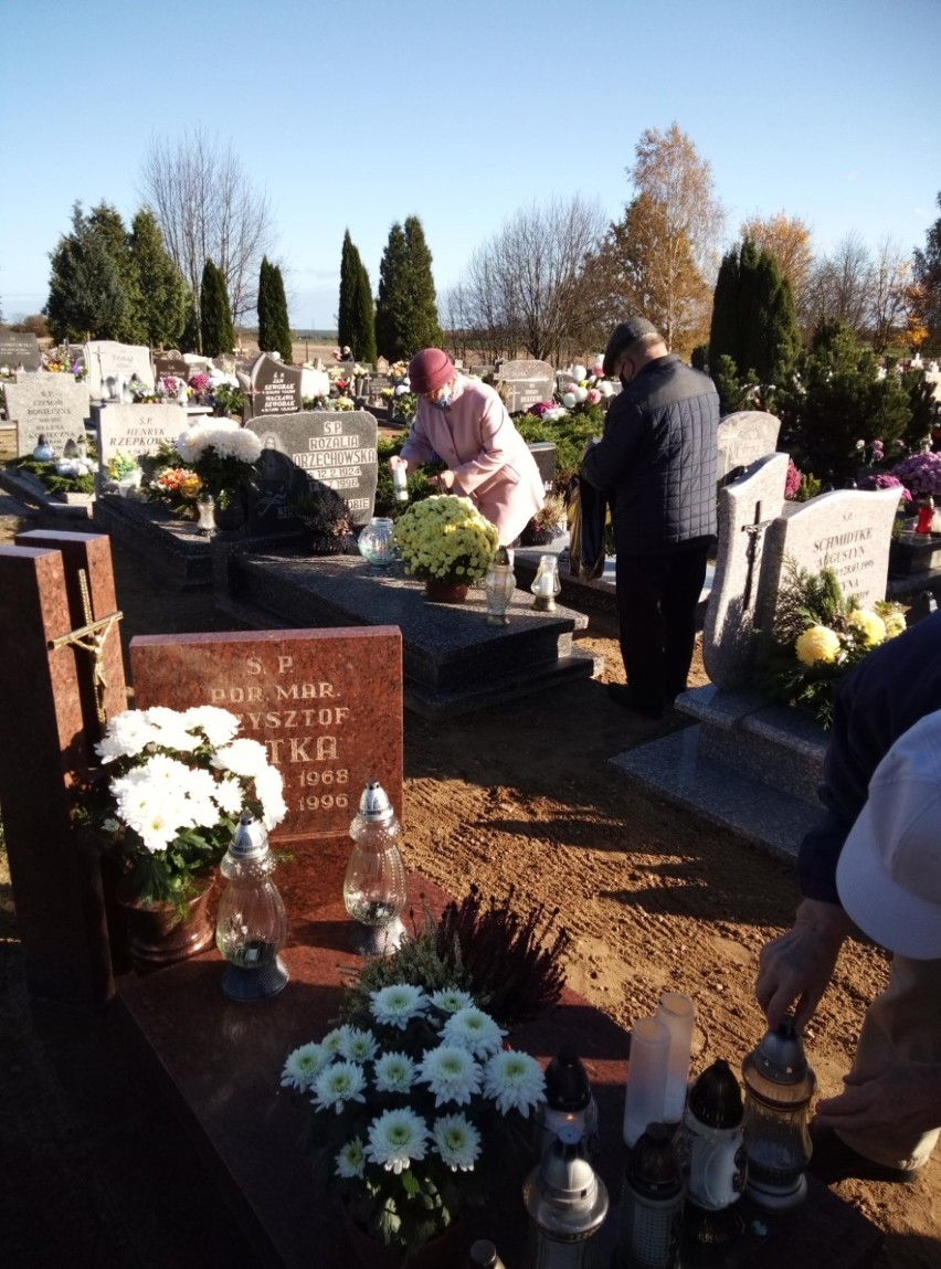 Nietypowe obchody Dnia Wszystkich Świętych. Starogardzianie odwiedzili groby dopiero 3 listopada