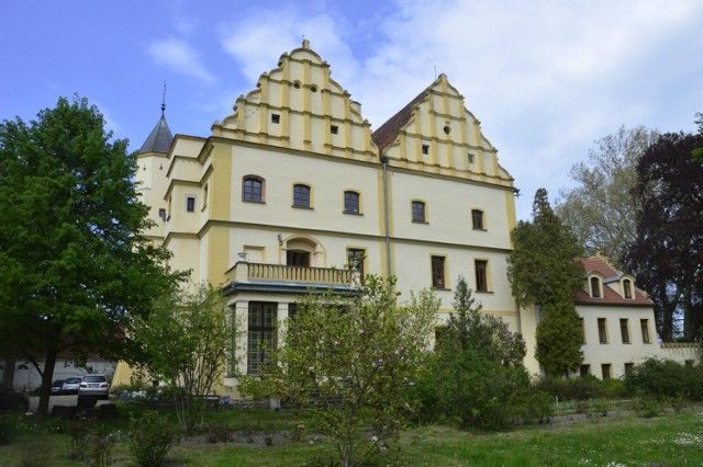 W Czernej koło Głogowa znajduje się piękny, odrestaurowany zamek. Można go zwiedzać i przenocować