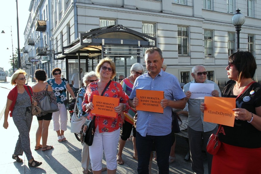 Protest przed sądem w Piotrkowie pod hasłem "Ziobro musi...