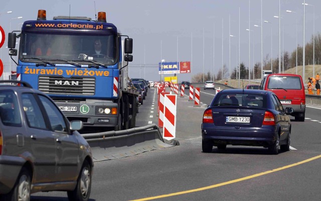 Na drogach krajowych nr 20 i 22 prowadzone są remonty
Na dwudziestce trwa przebudowa skrzyżowania z ul. Kamienną w Kościerzynie, przez co jezdnia jest zwężona, a na 80-metrowym odcinku mogą się pojawiać utrudnienia. Z kolei na drodze nr 22 remontowana jest nawierzchnia na trzykilometrowym odcinku Gnojewo - Kończewice, więc kierowcy również mogą się spodziewać zakłóceń w płynnym ruchu. W obu przypadkach zmiany zakończą się w połowie maja.