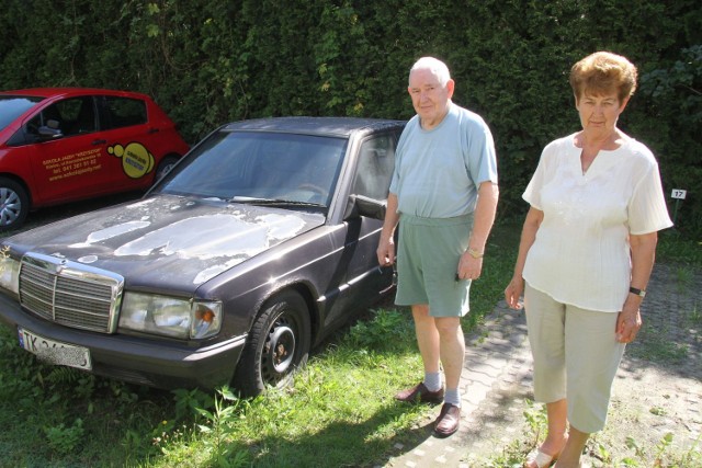 Irena Polak, przewodnicząca Wspólnoty Mieszkaniowej i wiceprzewodniczący  Edward Fałdziński czynią starania, aby usunąć nieużywany pojazd z parkingu, na razie bezskutecznie.