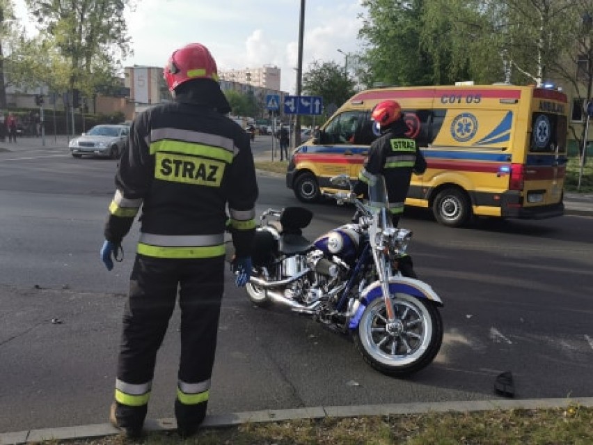 Wypadek na skrzyżowaniu ul. Wieniecka - Wysoka we Włocławku. Kierujący renault nie ustąpił pierwszeństwa motocykliście [zdjęcia]