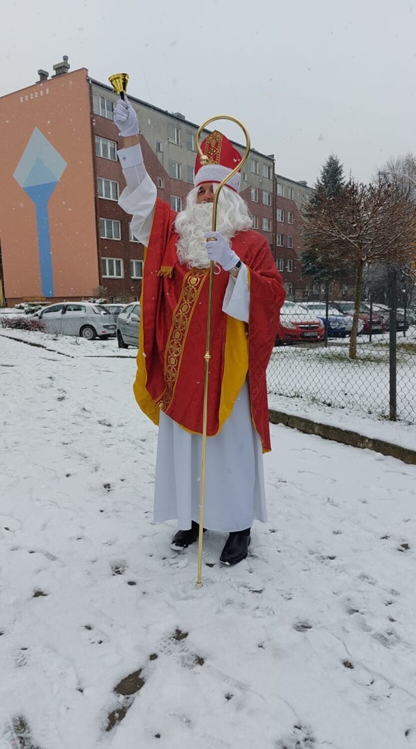 Święty Mikołaj odwiedził dzieci na osiedlu Kazanów w Przemyślu [ZDJĘCIA]