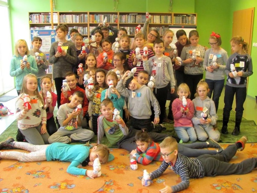 Papierowe cudaki i bałwanki w bibliotece