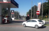 Wypadek na stacji paliw przy ul. Dąbrowskiego w Oświęcimiu. Samochód potrącił 16-latka