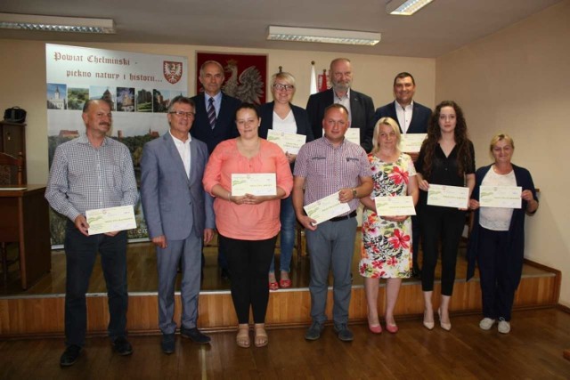 Nagrodzeni w konkursie sołtysi w piątkowe popołudnie przyjechali odebrać czeki do Starostwa Powiatowego w Chełmnie
