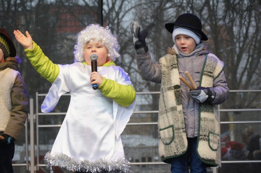 Występy dzieci na Jarmarku Bożonarodzeniowym w Wieluniu[FOTO, FILM]