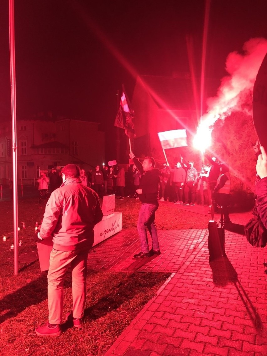 Strajk Kobiet Ińsko. Wieczorny przemarsz mieszkańców. Głównym organizatorem jest mężczyzna! ZDJĘCIA, WIDEO