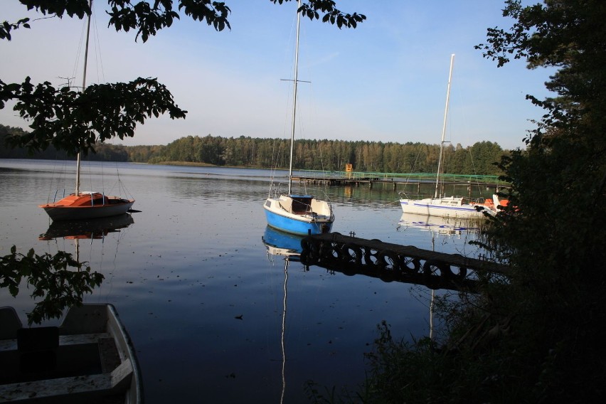 Zmierzch z jezior żagle zdjął. Fot. R. Grzeszczyk