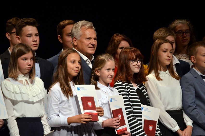 Aleksander Kwaśniewski w Głogowie. Wręczył uczniom stypendia i  wspierał lewicową kampanię wyborczą