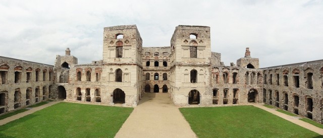 CC BY-SA 3.0 pl

Zamek Krzyżtopór to jedna z największych trwałych ruin w całym kraju – jest udostępniony do zwiedzania, a w sezonie odbywa się tam wiele ciekawych wydarzeń.