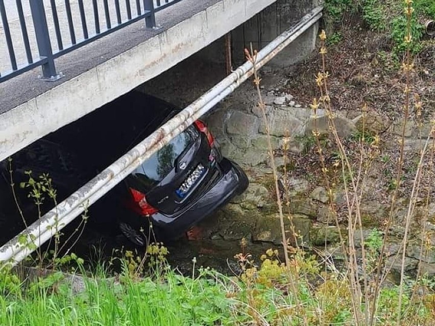 Rabka Zdrój. Kierowca wjechał do potoku i "zaparkował" pod małym mostem