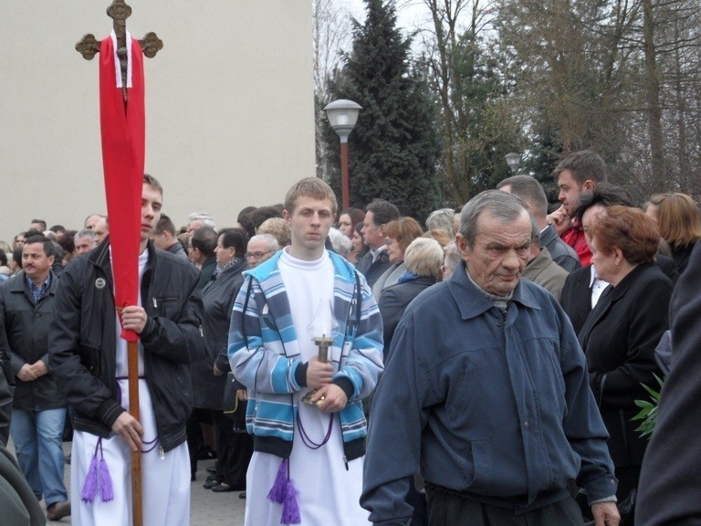 Rusinowice: Pogrzeb ks. Damiana Kominka [ZDJĘCIA]. Duszpasterza żegnały tłumy wiernych