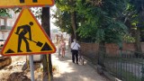 Uwaga piesi i rowerzyści:  przy rondzie na Lipowej nie ma od dziś przejścia z jednej strony. Trwa budowa chodnika [ZDJĘCIA]
