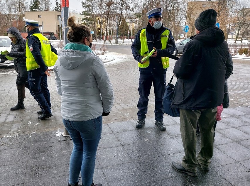 Dzień Babci i Dziadka w Radomsku. Policjanci obdarowali seniorów odblaskami i garścią porad nt. bezpieczeństwa