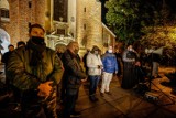 Strajk Kobiet w Gdańsku. Modlitwa przed Katedrą Oliwską. Grupa mężczyzn zebrała się wieczorem 29.10.2020, aby ochraniać świątynię