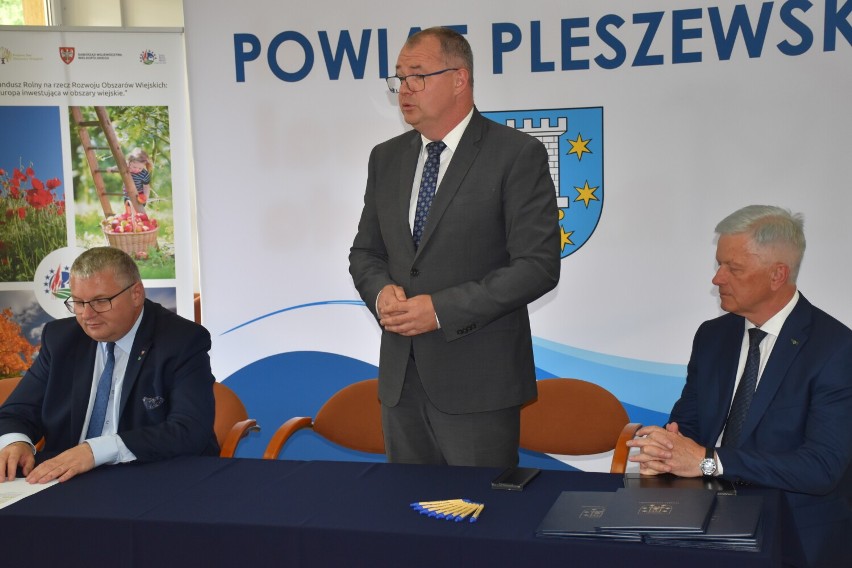 W Pleszewie podpisano umowy na przebudowę trzech dróg....