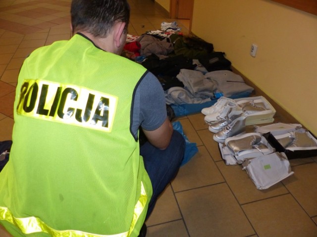 Policja w Kaliszu: 35-latka handlowała podrabianą odzieżą