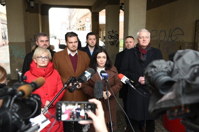 Parlamentarzyści z sejmowego koła Porozumienie w komplecie zjawili się w czwartek w Toruniu