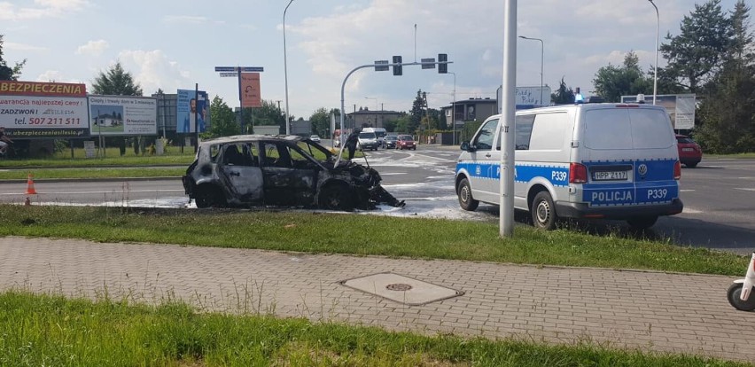 Osobowe renault spłonęło doszczętnie.