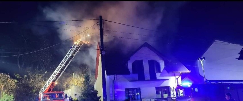 Pożar domu druha z OSP Niegowonice. Spłonęła znacząca część dobytku. Mieszkanie w budynku jest niemożliwe. Potrzeba sporo pieniędzy 
