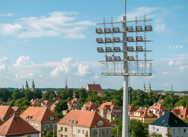 Postępy można obserwować gołym okiem. Dowodem na to, że prace idą pełną parą są widoczne z daleka, 26- metrowe maszty oświetleniowe, które niedawno zamontowano.