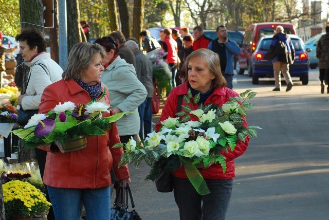 Wszystkich Świętych: Ludzie kupują kwiaty i wiązanki