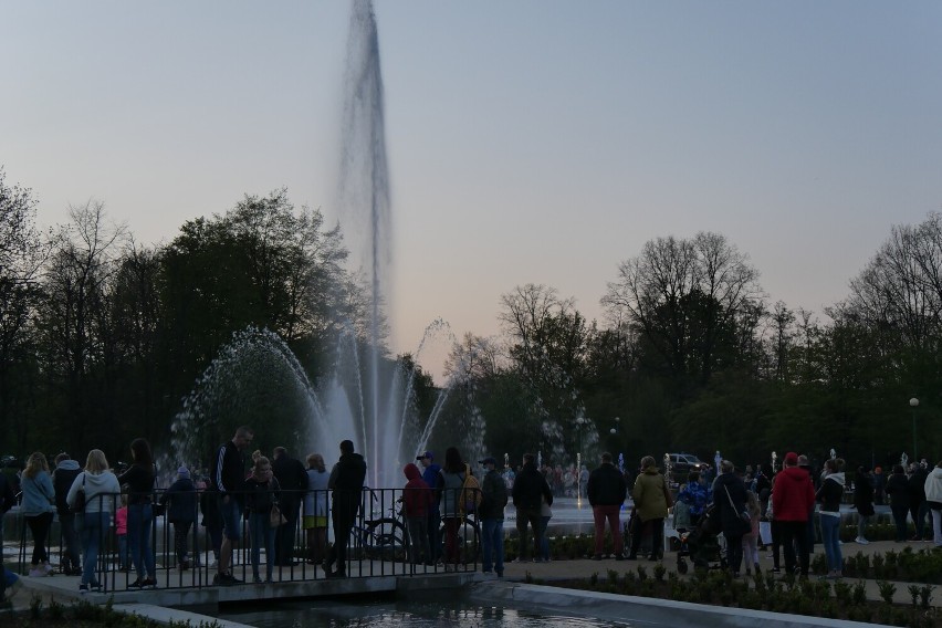 Nowe godziny pokazów specjalnych na fontannach w Parku Miejskim w Legnicy. Sprawdź, o której godzinie możesz zobaczyć wodny spektakl!