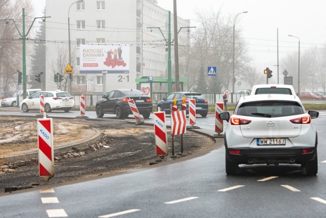 Rondo Rataje to jeden z najbardziej kluczowych węzł&oacute;w komunikacyjnych w Poznaniu. Projekt jego modernizacji obejmuje przebudowę trasy tramwajowej i infrastruktury autobusowej, a także poprawę warunk&oacute;w jazdy dla kierowc&oacute;w. Rozbudowane zostanie oświetlenie drogowe, a także monitoring techniczny i sygnalizacja świetlna. W pobliżu zaplanowano też parking Bike&amp;Ride. Zobacz, jak wyglądają postępy na budowie na początku 2021 roku.

Kolejne zdjęcie ---&gt;