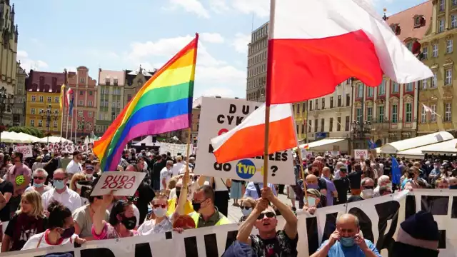 Zwolennicy i przeciwnicy Andrzeja Dudy we Wrocławiu