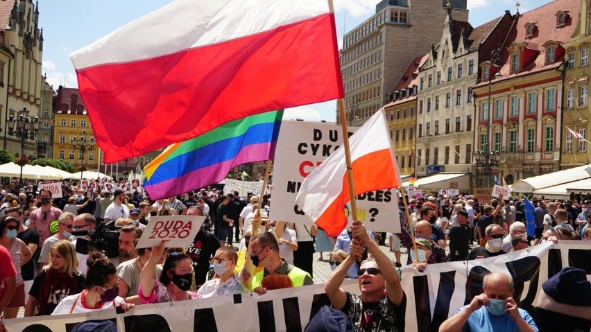 Zwolennicy i przeciwnicy Andrzeja Dudy we Wrocławiu