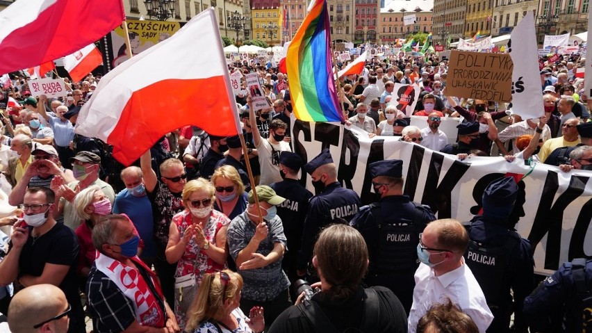 Zwolennicy i przeciwnicy Andrzeja Dudy we Wrocławiu