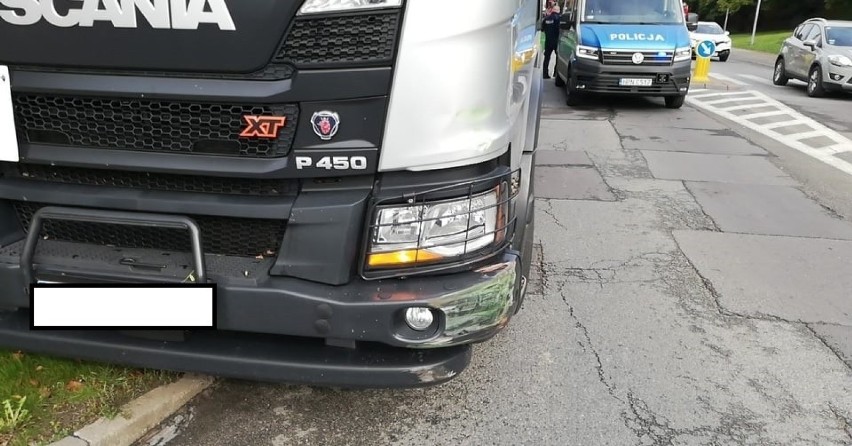 Dachowanie na ulicy Kaszubskiej: ciężarówka uderzyła w volkswagena [ZDJĘCIA]