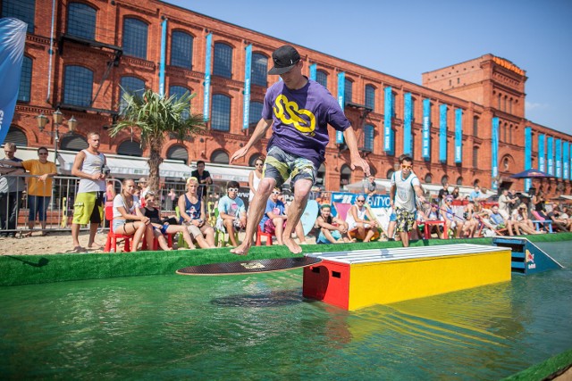 Zawody Red Bull Skim It na plaży w Manufakturze