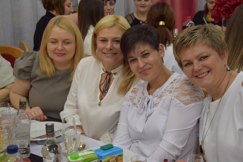 Dzień Kobiet w Pleszewie. Blisko 180 pań wyśmienicie bawiło się podczas Dnia Kobiet Osiedla Wokół Wieży