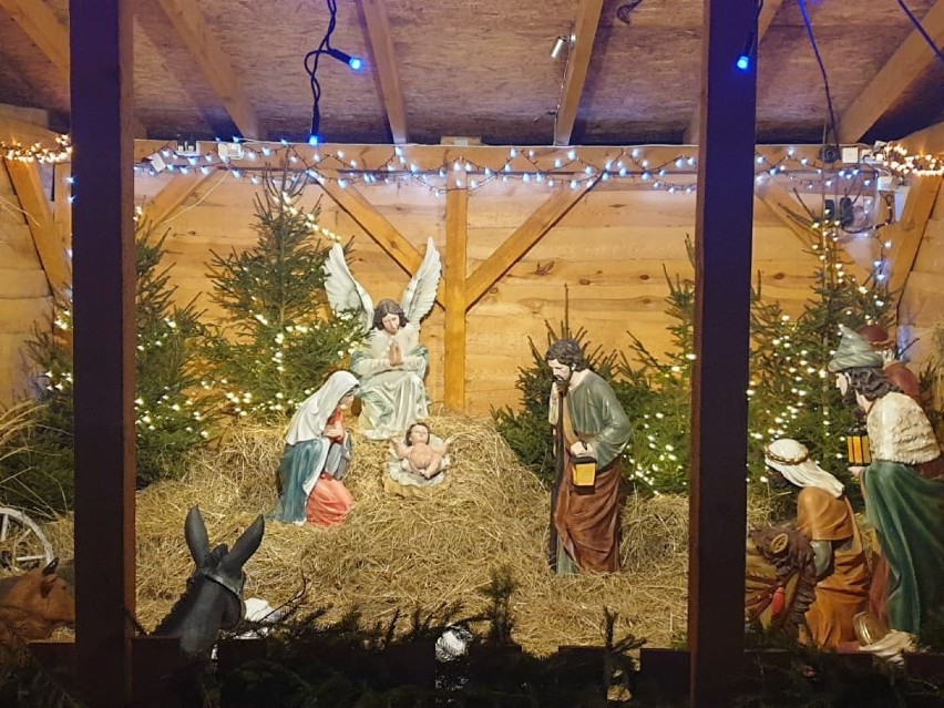 W Grębocicach przy kościele stanęła bożonarodzeniowa szopka. Zdjęcia