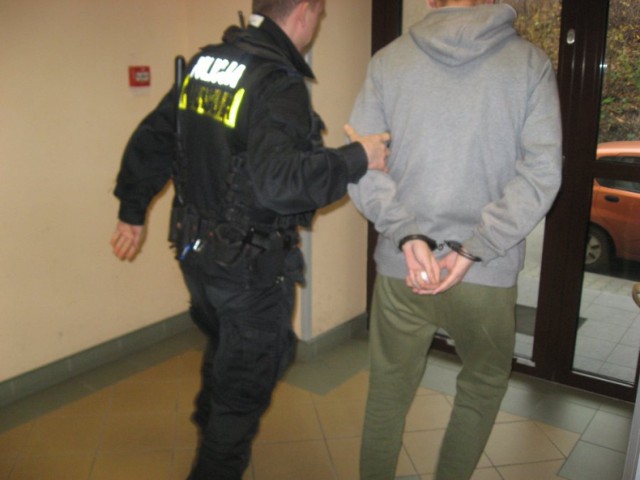 Policja w Chorzowie: 18-latek miał przy sobie kilka działek dilerskich marihuany