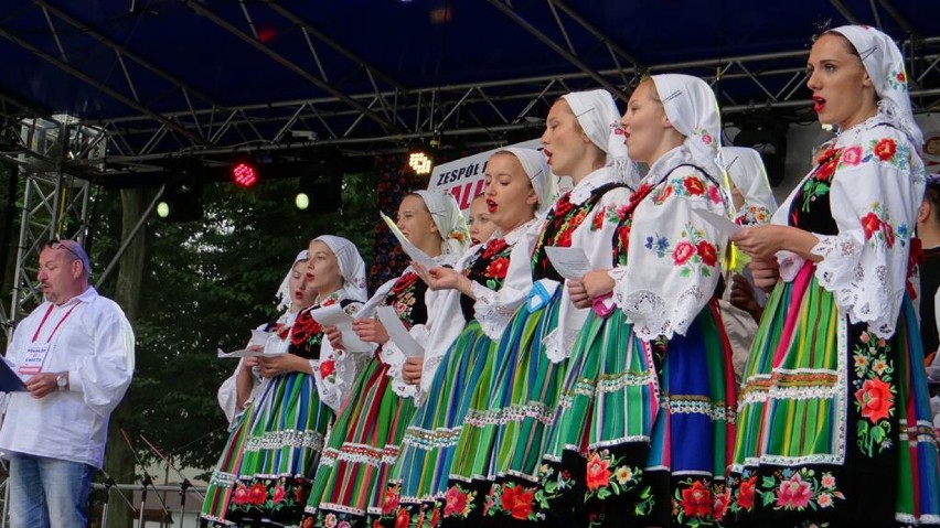 Folklor Świata 2018. Wspólne śpiewanie piosenki "Dwa...