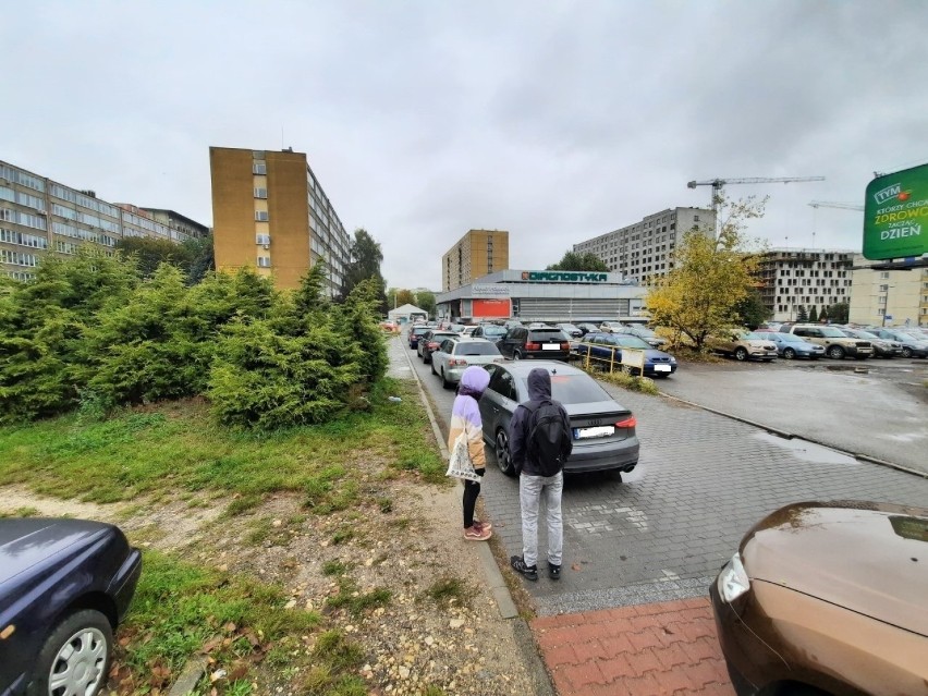 Kolejka do punktu drive-thru na osiedlu Paderewskiego