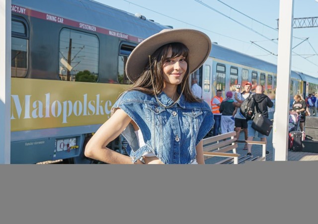 Katarzynę Krzeszowską można było spotkać 8 lipca na dworcu PKP w Nowym Sączu razem z kandydatkami i kandydatami do tytułów Miss Polski, Miss Supranational i Mister Supranational