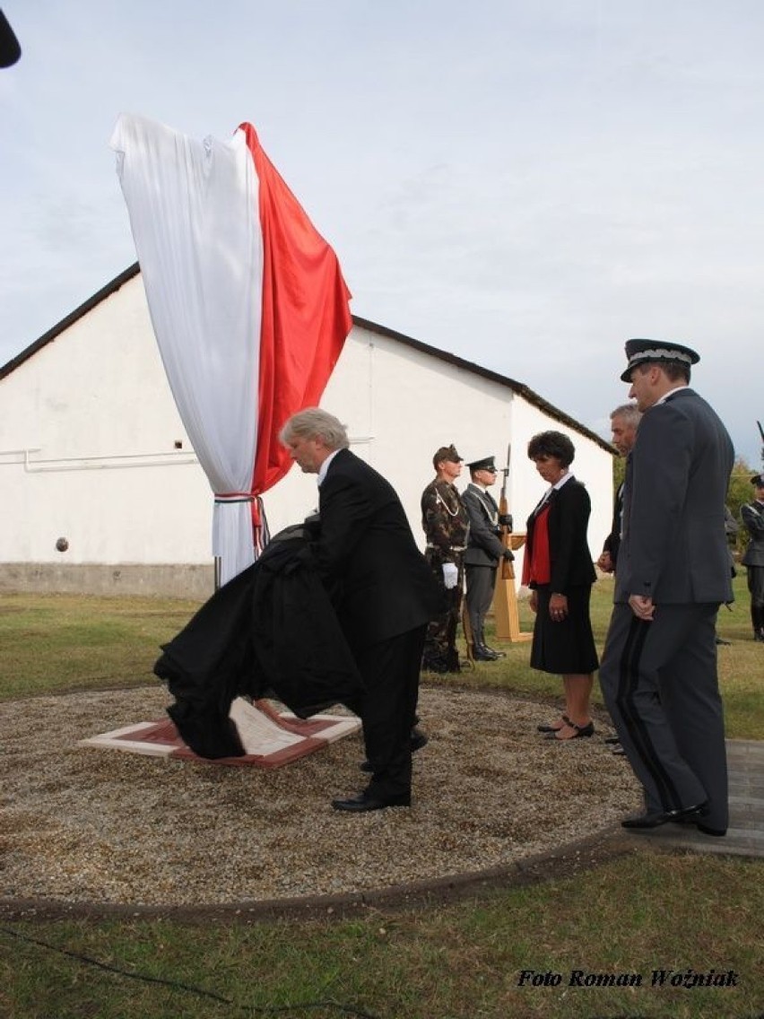 Odsłonięcia pomnika lotników polskich w Ruzsa dokonali:...