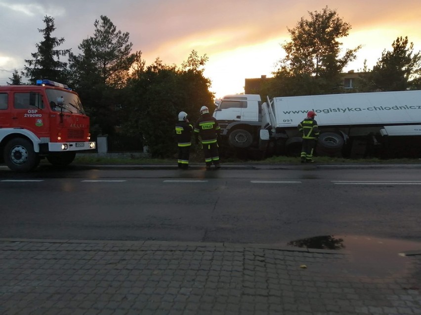 Ciężarówka wpadła do rowu w Żydowie. Trwają działania związane z podniesieniem pojazdu. Ruch na tym odcinku odbywa się wahadłowo