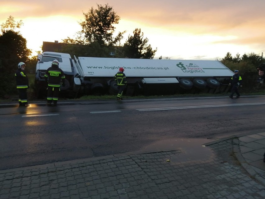 Ciężarówka wpadła do rowu w Żydowie. Trwają działania związane z podniesieniem pojazdu. Ruch na tym odcinku odbywa się wahadłowo