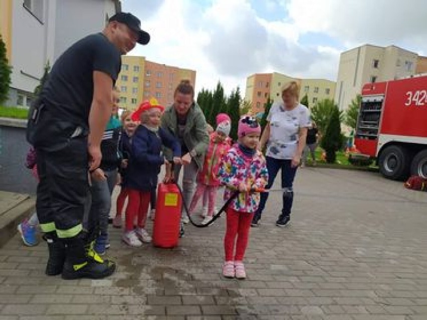 Maluchy z Przedszkola nr 6 w Suwałkach z wizytą u strażaków [Zdjęcia]