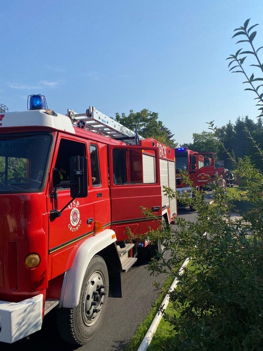 Pożar w lakierni w Grzybnie w gminie Bobrowo. Na miejscu było 6 zastępów straży pożarnej