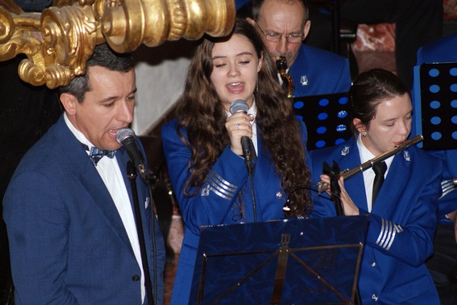 To już tradycja, że Sanktuaryjna Orkiestra Dęta z Tuchowa występuje z noworocznym koncertem. W bazylice zgromadziło się wiele osób, aby wysłuchać muzyków i włączyć się w śpiew
