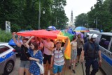 II Marsz Równości w Częstochowie ZDJĘCIA Blokada uczestników w al. Sienkiewicza. Policja ściągnęła armatkę wodną na ul. Pułaskiego