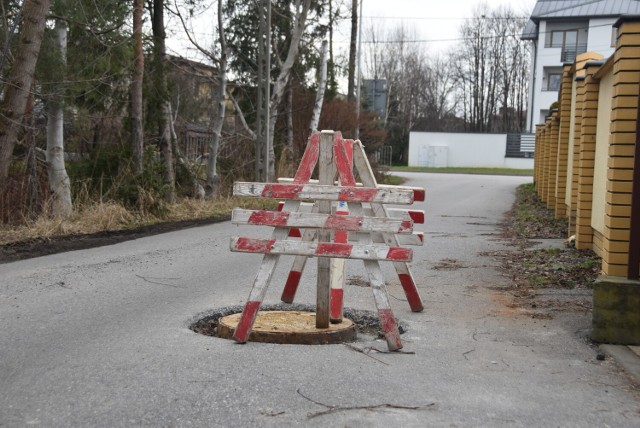Drewniane koziołki od początku stycznia tarasowały przejazd przez ul. Nad Strusinką, zabezpieczając osadzoną w drodze na nowo studzienkę kanalizacyjną. Omijające je samochody rozjechały pobocze