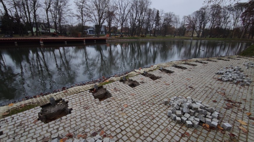 Park Belzacki w Piotrkowie miał być gotowy w wakacje, nadal trwa modernizacja. Kiedy się skończy? ZDJĘCIA