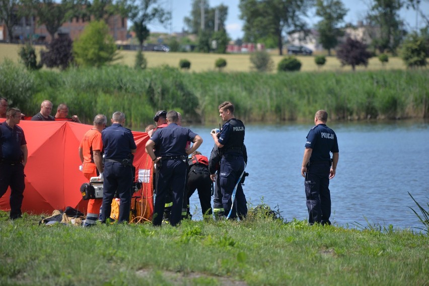 Tragedia w Brześciu Kujawskim. W jeziorze Cmentowo utonął mężczyzna [zdjęcia, wideo]